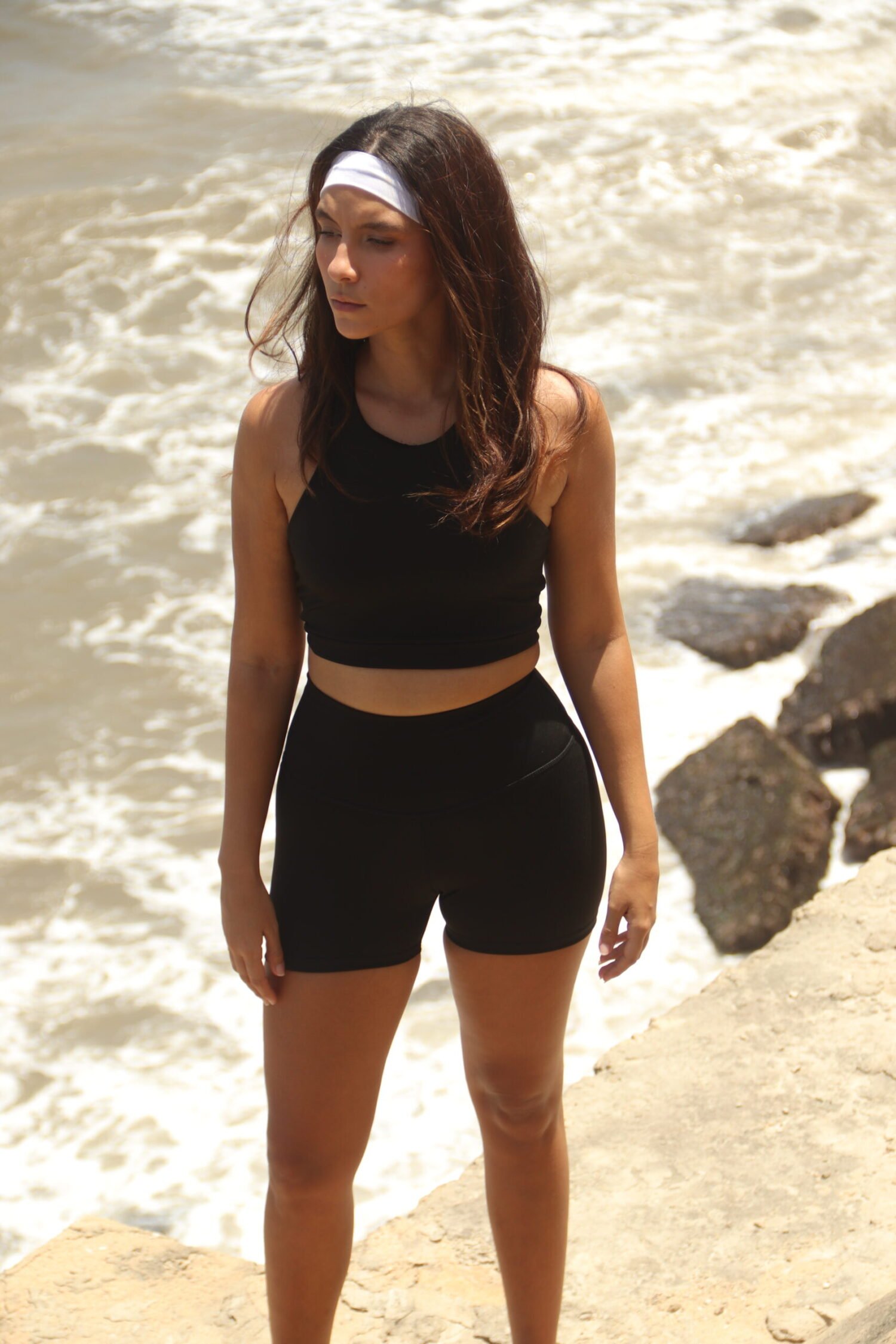 Mujer usando conjunto deportivo negro aether