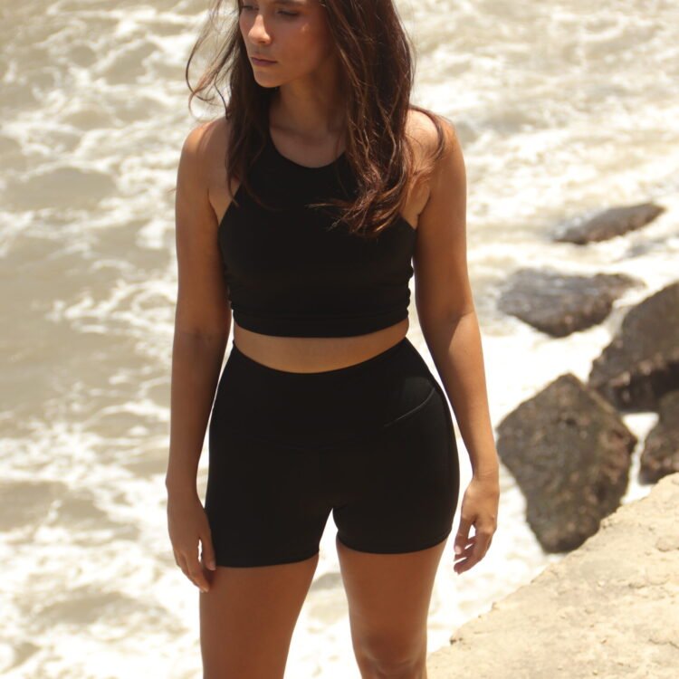 Mujer usando conjunto deportivo negro aether